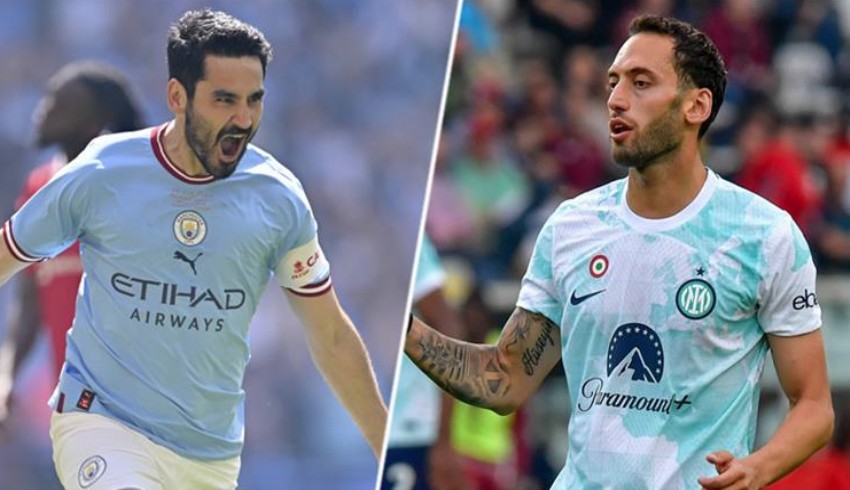 Der türkische Fußballspieler wird die Trophäe der UEFA Champions League in die Luft heben
