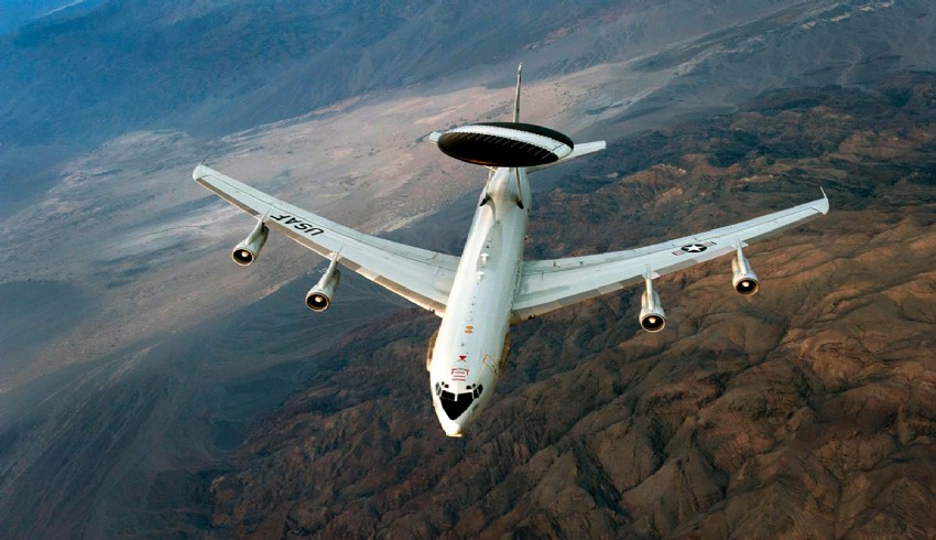 Die NATO stationiert das Frühwarnflugzeug AWACS an der russischen Grenze