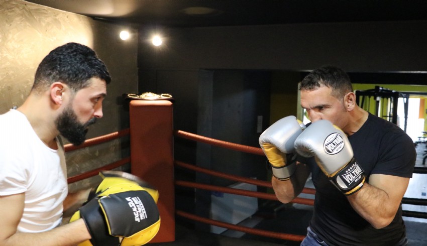 Er war von Rocky-Filmen beeindruckt und begann mit dem Boxen.