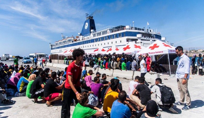 Evakuierung von Einwanderern auf der Insel Lampedusa, die einem Zustrom von Einwanderern ausgesetzt war
