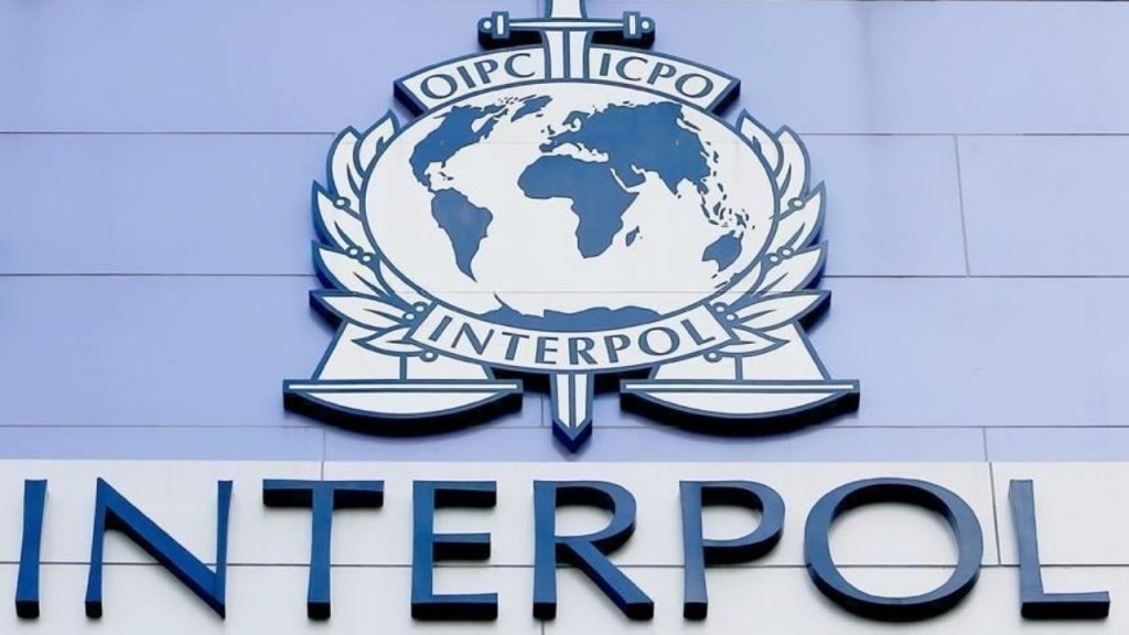 Interpol fahndete mit einer „roten Ausschreibung“ nach ihm, er wurde in Izmir festgenommen