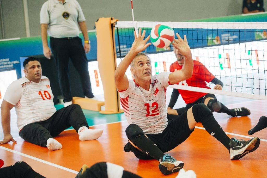 Türkische Sitzvolleyball-Nationalmannschaften spielten ihr erstes Spiel bei der Europameisterschaft