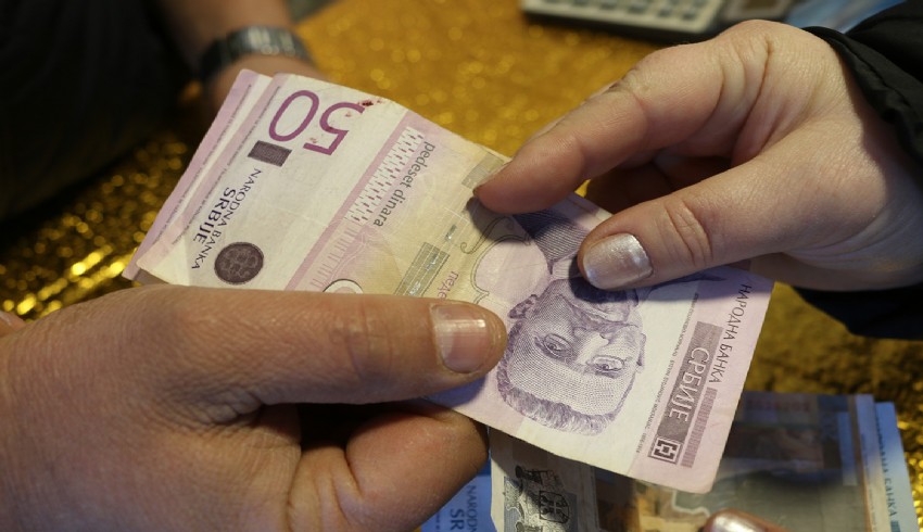 Die Verwendung serbischer Dinar bei Bargeldtransaktionen ist im Kosovo verboten