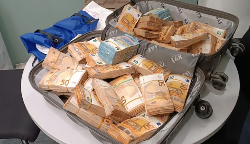 Im Koffer des Rentners wurden am Flughafen 455.000 Euro gefunden, allesamt beschlagnahmt