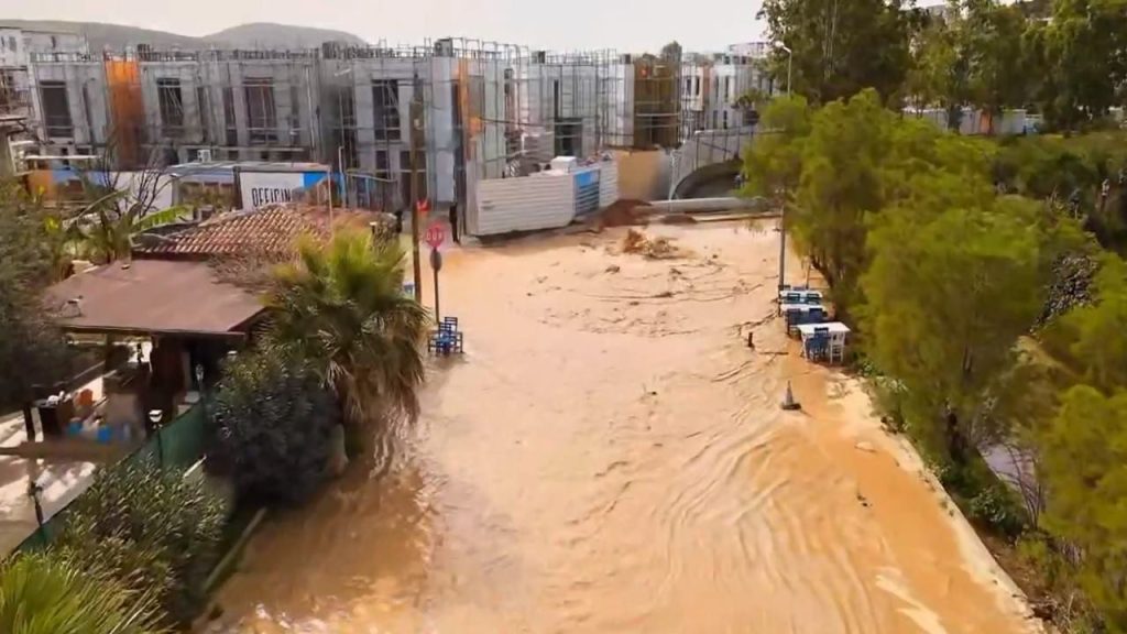 In Bodrum explodierte die Hauptübertragungsleitung, Straßen verwandelten sich in Seen