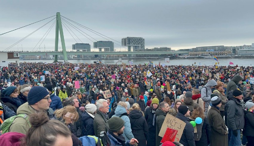Mehr als 50.000 Menschen demonstrierten in Köln gegen die extreme Rechte